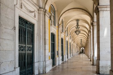 Uzun bir perspektifte güzel bir kemerli geçiş.