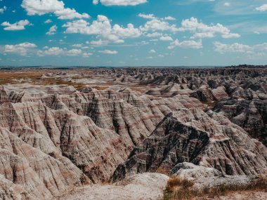 Gökyüzünün altındaki devasa kayaların manzarası.