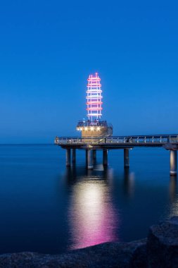 Burlington, Kanada 'da mavi saat tonları ve yansımasının dikey çekimi