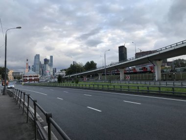 Bulutlu bir günde asfalt bir yol