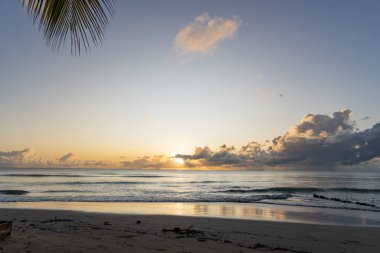 Güzel bir gün batımı görüntüsü sakin bir denizin üzerinde.