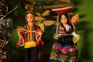 Peru kostümlü iki bebeğin yakın plan çekimi.