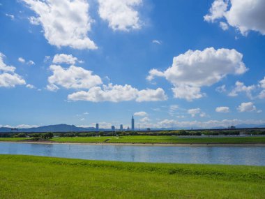 Yazın güneşli bir günde nehrin üzerindeki bulutlu mavi gökyüzü