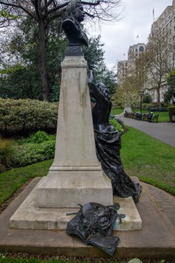 William Goscombe John 'un Thames yakınlarındaki Victoria Embankment Bahçeleri' nde yaptığı Arthur Sullivan Anıtı.