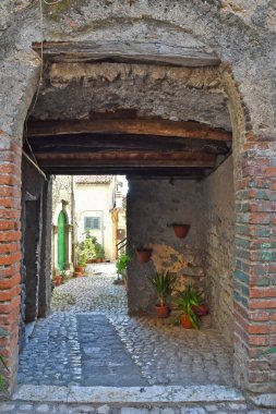 İtalya 'nın Benevento eyaletindeki Pietrelcina köyündeki evler arasında dar bir sokak.