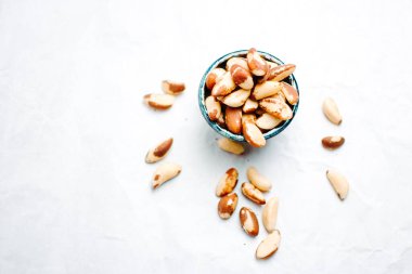 Beyaz masadaki Brezilya fıstıklarının üst görüntüsü.
