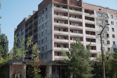 Pripyat 'ın terk edilmiş hayalet şehrindeki ünlü Beyaz Saray' ın cephesi.
