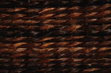 Dokular ve arka planlar için kahverengi hasır sepetin yakın çekimi.