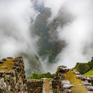 İnka Patikası 'ndan Machu Picchu' ya sisli bir günde güzel bir poz.