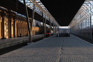 Gün batımında tren manzarası.