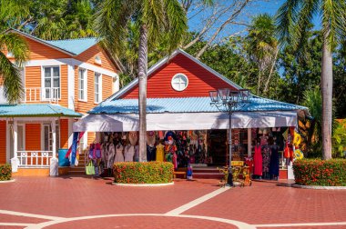 Caddelerdeki küçük renkli giysi ve aksesuar dükkanının yakın çekimi.