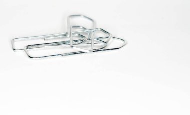 Beyaz arkaplandaki kazıyıcıların yakın plan görüntüsü