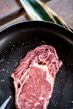 Baharatlı çiğ biftek.