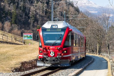 Meşhur kırmızı Alpine Bernina Ekspres treni yolda.