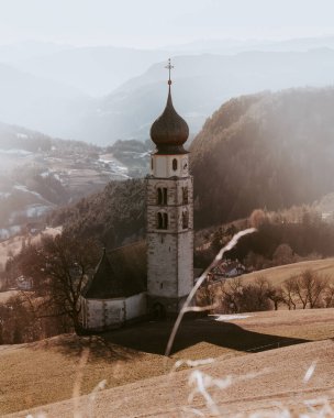 İtalya 'nın Güney Tyrol kentindeki bir tepenin üzerindeki tarihi St. Valentin Şapeli' nin dikey çekimi.