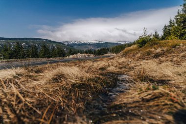 Krkonose dağlarının (Dev dağlar) ve Çek Cumhuriyeti 'nin en yüksek zirvesi olan Snezka' nın bahar manzarası. Baharda Krkonose Ulusal Parkı.