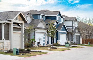 Round Rock, Teksas 'ta inşa edilmiş yeni evlerin yatay görüntüsü.