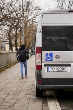 Engelliler için park edilmiş bir Fiat minibüsü