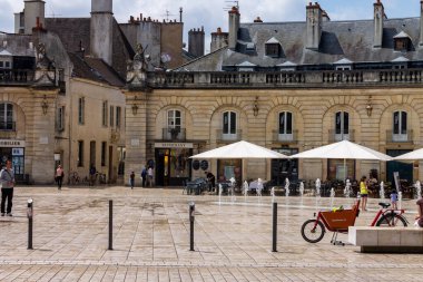 Burgundy Dükler ve Gayrimenkulleri Sarayı 'nın meydanındaki restoran. Dijon, Fransa.