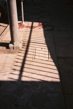 Los Angeles 'ta yerdeki korkulukların gölgesi