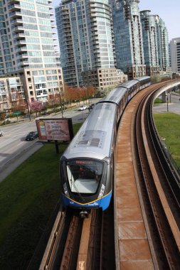 Vancouver, British Columbia, Kanada şehir merkezine giren bir gökyüzü treninin dikey çekimi