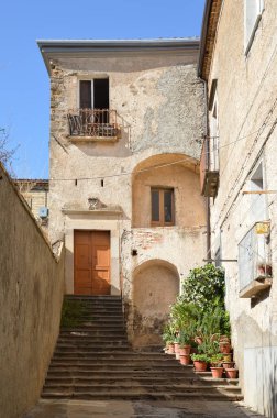 İtalya 'nın Basilicata bölgesinde bir şehir olan Melfi' de küçük bir caddenin dikey çekimi.