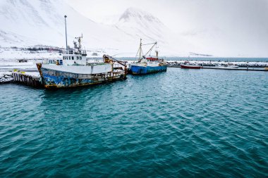 Limanda, İzlanda 'da, arkasında dağlar olan gemiler.
