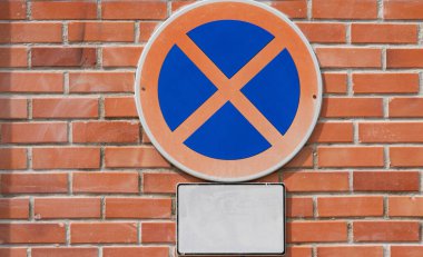 Kırmızı tuğla duvarda Durmak Yasaktır tabelası