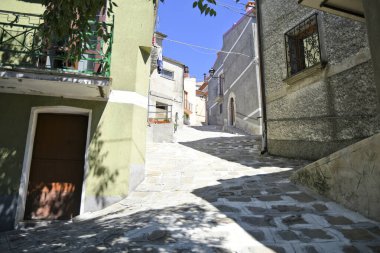 İtalya 'nın Viggiano kentindeki binalar boyunca dar bir caddenin güzel manzarası.