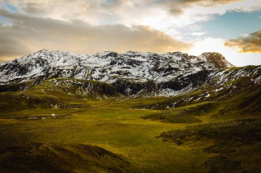 Rangarping, Eystra Southern, İzlanda 'da bulutlu bir gökyüzü ile otlaktaki güzel bir manzara manzarası.