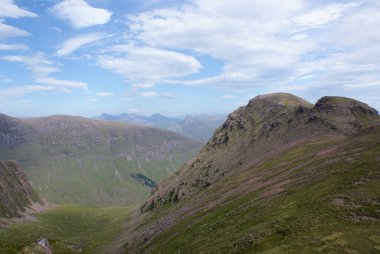 İskoçya 'da bulutlu bir günde güzel bir dağ manzarası.