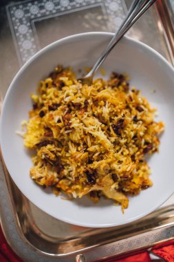 Zereshk Polo ba morgh, İran Saffron basmati pilavı servis ediliyor, yanında böğürtlen ve çatallı tavuk.