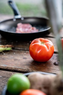 Sebze ve baharatlı çiğ biftek.