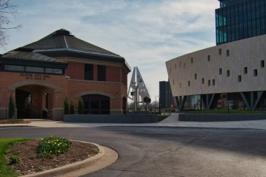 Olathe City Hall ve Johnson County Adliyesi arasındaki metal heykel manzarası