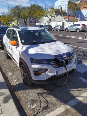 Sokakta duran beyaz bir araba