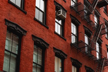 New York 'ta kırmızı tuğladan yapılmış eski bir bina duvarı.