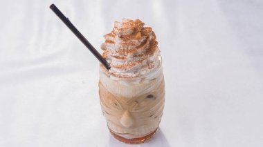 Pamuk şeker ve vanilyalı dondurmalı buzlu kahve.