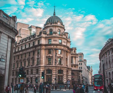 Londra 'nın merkezinde güzel bir bina ve kalabalık var.