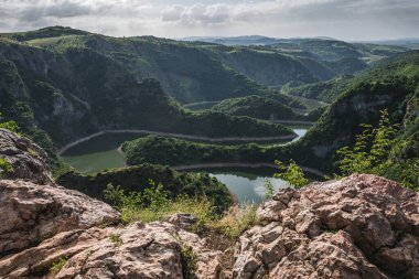 Gün ışığında güzel bir dağ manzarası