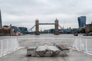 Kasvetli bir günde Londra 'daki Tower Bridge' in güzel bir manzarası.