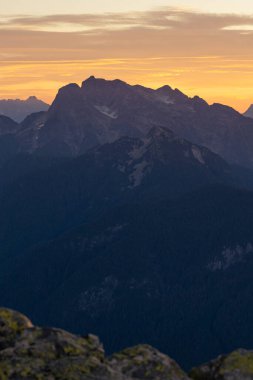 Dağların siluetlerinin bir portresi