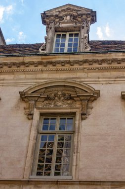 Dijon, Fransa 'daki binaların güzel mimari detaylarının dikey çekimi.