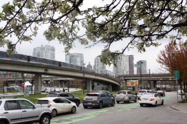 Vancouver, British Columbia, Kanada 'da SkyTrain metrosu ve trafik sıkışıklığı