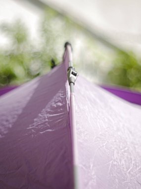 Bahçedeki çadırın seçici odak noktası.