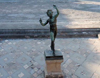 İtalya 'daki Faun Hanesi önünde dans eden Pompei faununun heykeli.