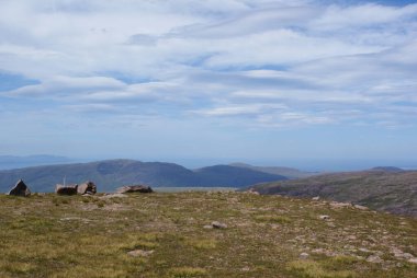 İskoçya 'da bulutlu bir günde güzel bir dağ manzarası.