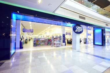 Londra 'daki Stratford alışveriş merkezindeki Boots eczanesinin dış tasarımı ve girişi.