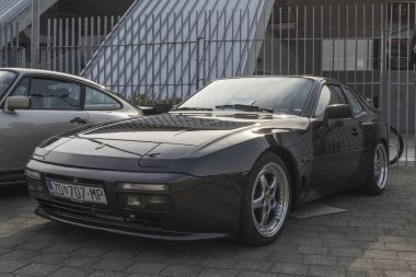 Klasik bir araba sergisinde sergilenen bir Porsche 944 turbo klasik spor araba.
