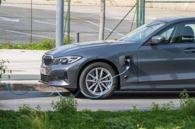 Lizbon 'daki şarj noktasında bir BMW elektrikli araba şarj oluyor.