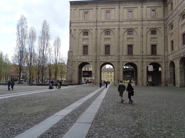 Parma, Emilia Romagna, İtalya şehir manzarası ziyaretçiler manzaranın keyfini çıkarıyor